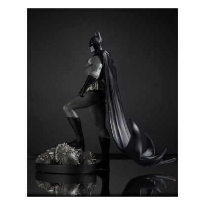 Batman Black & White – Batman By Bjorn Barends Resin Statue