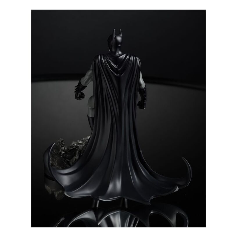 Batman Black & White – Batman By Bjorn Barends Resin Statue