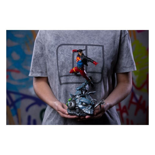 Dc Comics – Superboy 1:10 Scale Statue
