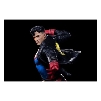 Dc Comics – Superboy 1:10 Scale Statue
